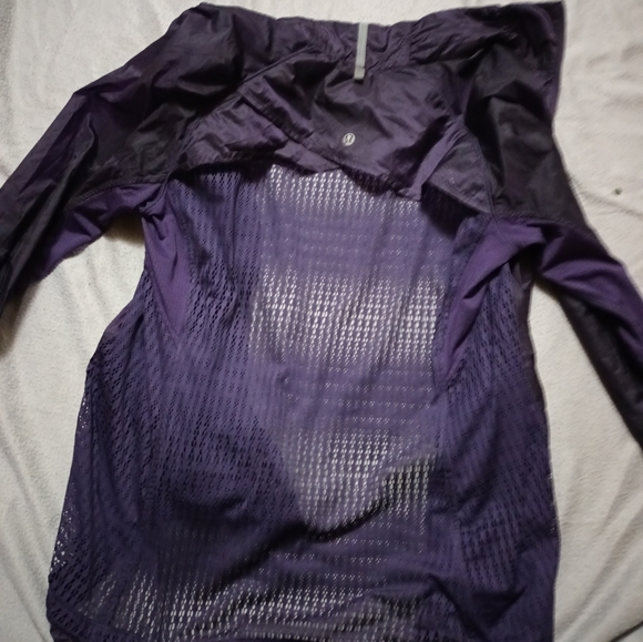 Lululemon woman rain jogger jacket size 6 or 8 - Picture 3 of 4